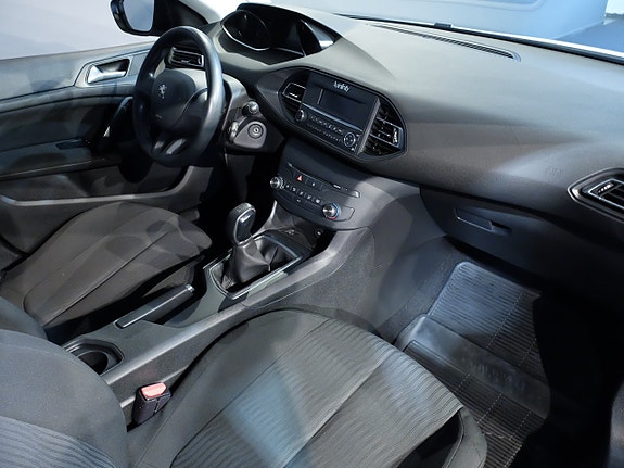 Peugeot 308 4 of 8