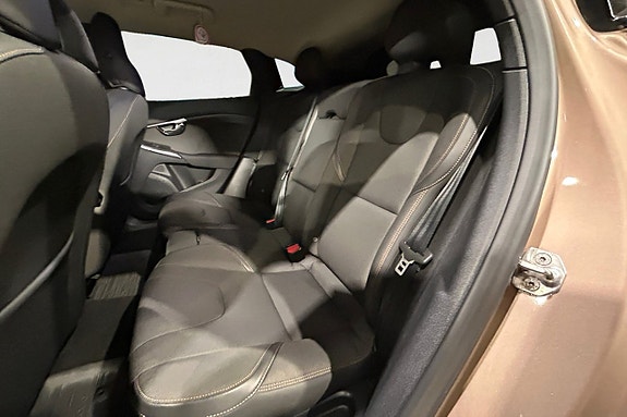 Volvo V40 Cross Country 14 of 17