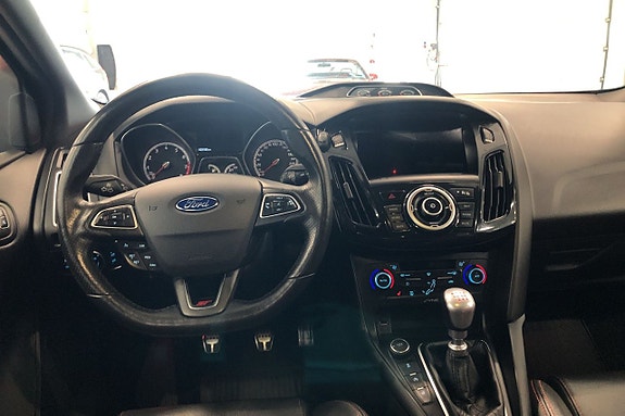 Ford Focus 9 of 12