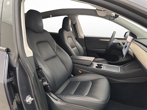 Tesla Model Y 27 of 30