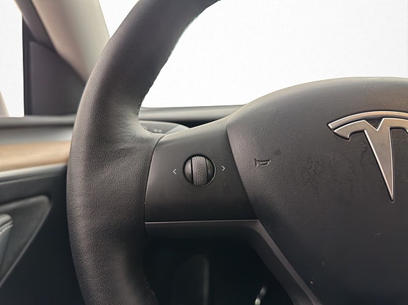 Tesla Model Y 16 of 30