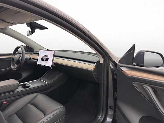 Tesla Model Y 28 of 30