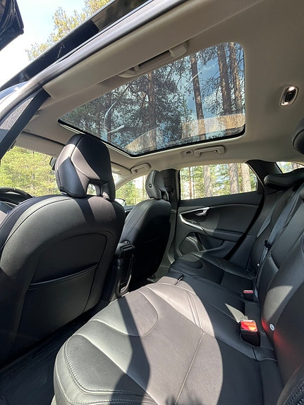 Volvo V40 10 of 16