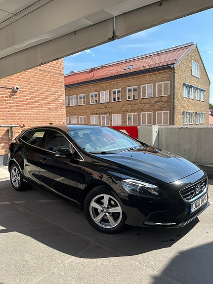 Volvo V40 2 of 16
