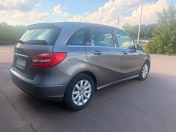 Mercedes-Benz B180 3 of 9