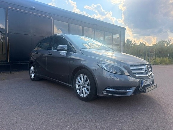 Mercedes-Benz B180 2 of 9
