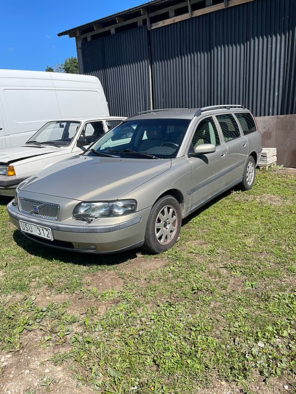 Volvo V70 2 of 6