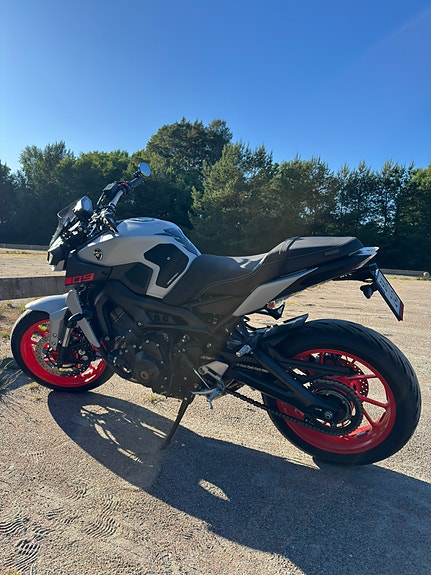 Yamaha MT-09 3 of 4