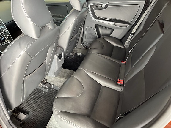 Volvo XC60 13 of 30
