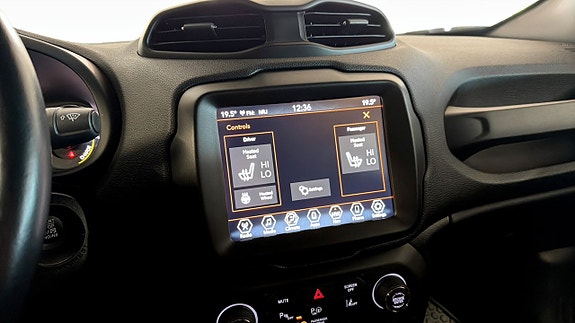 Jeep Renegade 14 of 21