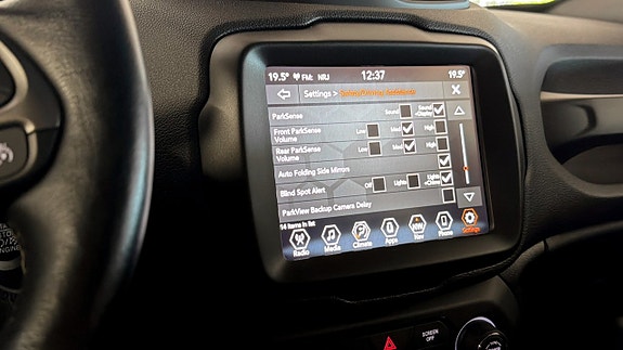 Jeep Renegade 16 of 21