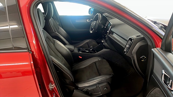 Volvo XC40 3 of 25