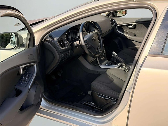Volvo V40 14 of 24