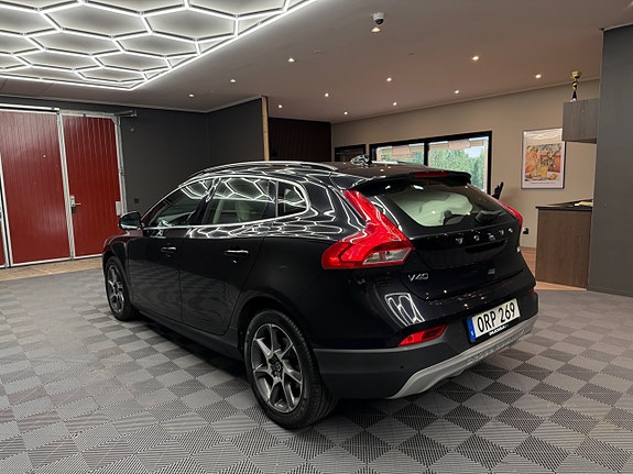 Volvo V40 Cross Country 2 of 26