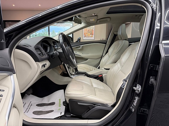 Volvo V40 Cross Country 3 of 26