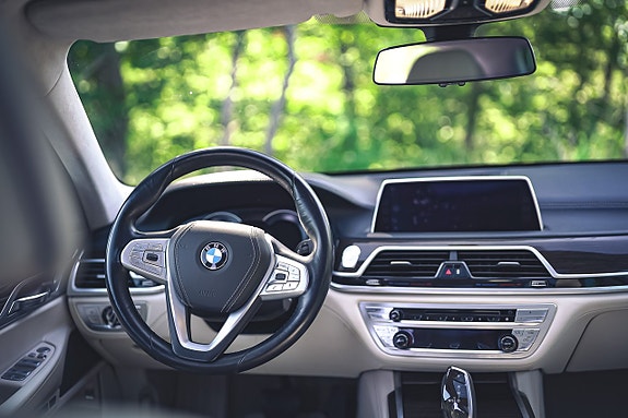 BMW 750Li 17 of 30