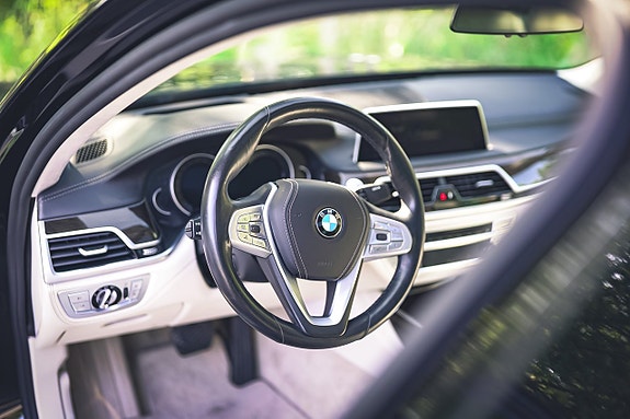BMW 750Li 15 of 30