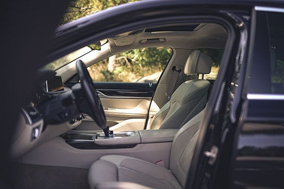 BMW 750Li 12 of 30