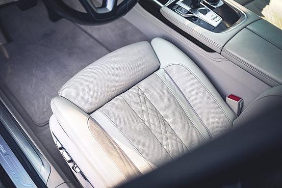 BMW 750Li 13 of 30