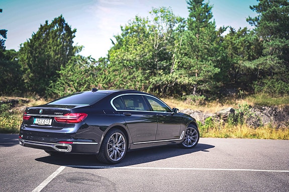 BMW 750Li 5 of 30