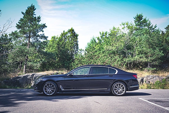 BMW 750Li 2 of 30