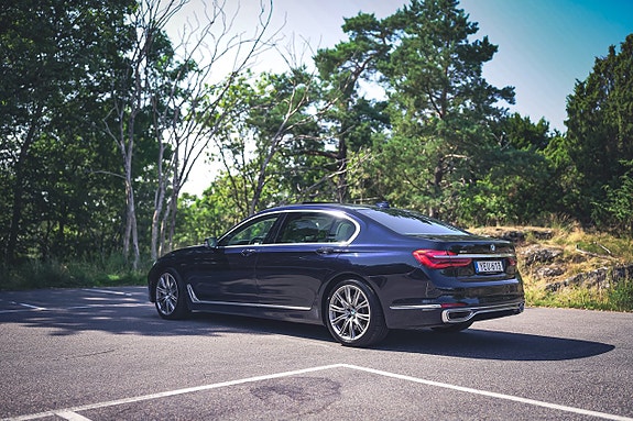 BMW 750Li 3 of 30