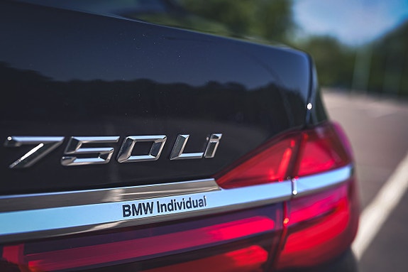 BMW 750Li 8 of 30