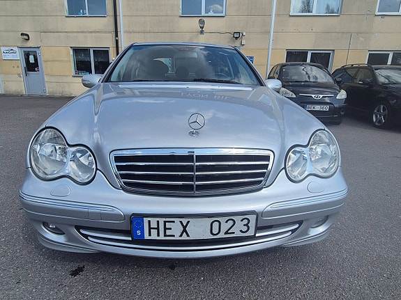 Mercedes-Benz C180 2 of 23