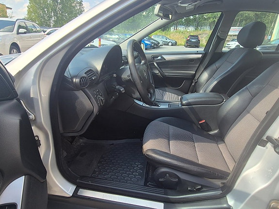 Mercedes-Benz C180 13 of 23