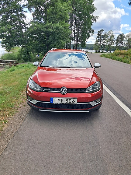 Volkswagen Golf Alltrack 2 of 12