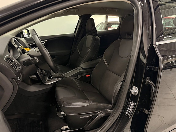 Volvo V40 11 of 27