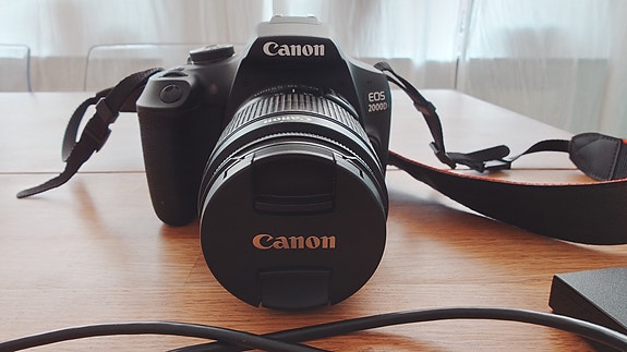 Canon Canon EOS 2000D digital systemkamera med objektiv
