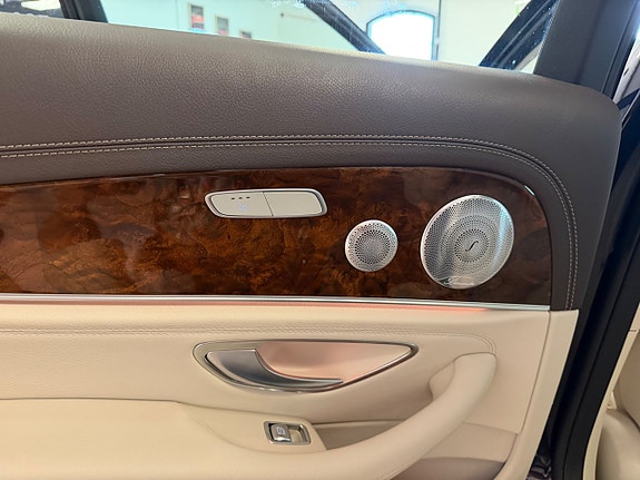 Mercedes-Benz E400 18 of 25