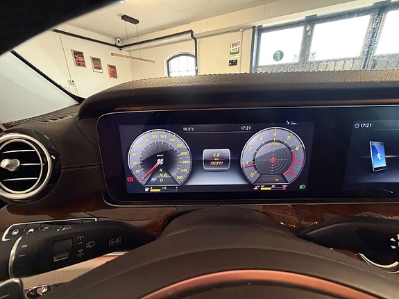 Mercedes-Benz E400 25 of 25