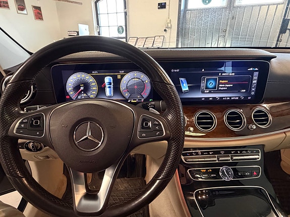 Mercedes-Benz E400 22 of 25