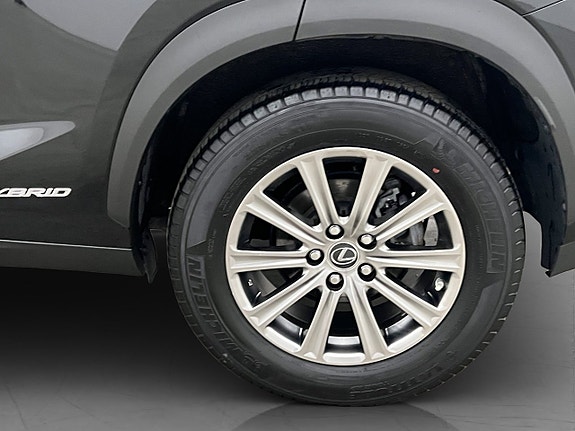 Lexus NX300h 28 of 30