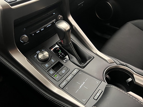 Lexus NX300h 25 of 30