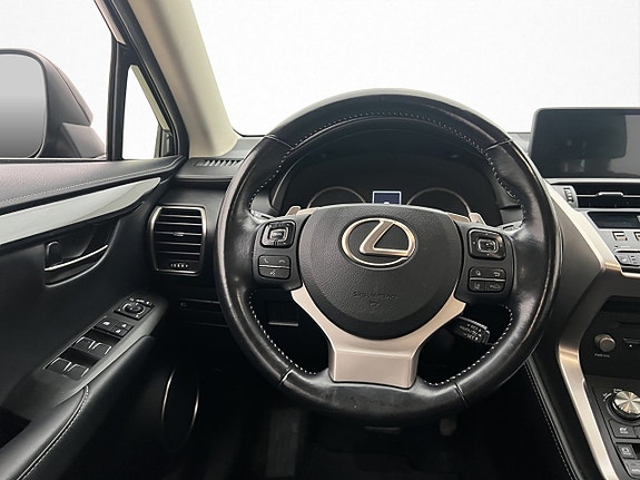 Lexus NX300h 13 of 30