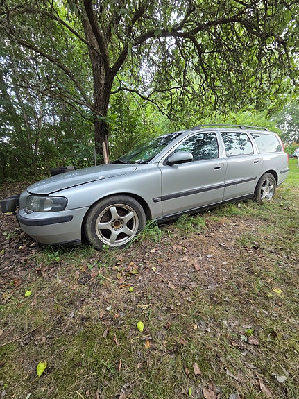 Volvo V70 3 of 4