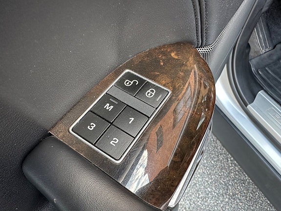 Land Rover Range Rover 17 of 30