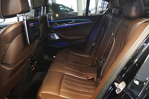 BMW M550i 30 of 30