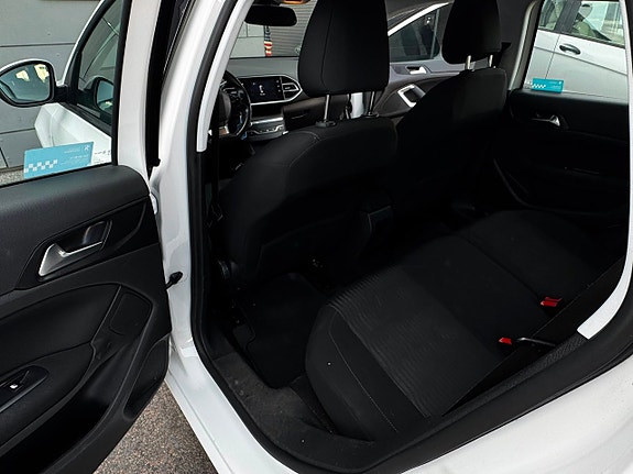 Peugeot 308 SW 14 of 15