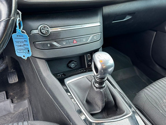 Peugeot 308 SW 13 of 15