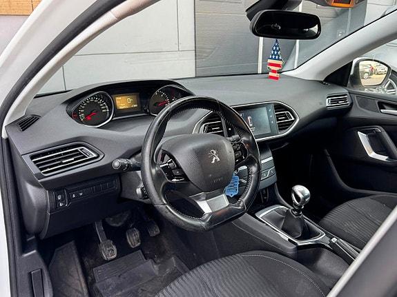 Peugeot 308 SW 11 of 15
