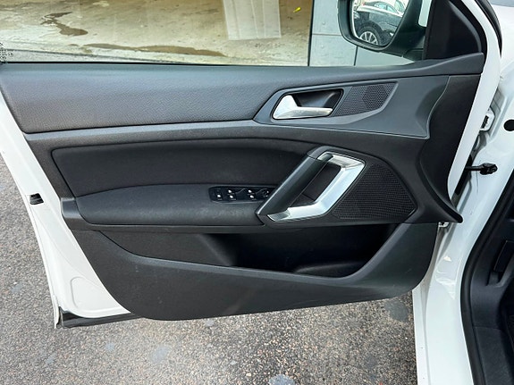 Peugeot 308 SW 15 of 15