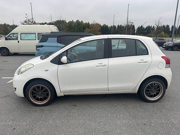 Toyota Yaris 6 of 9
