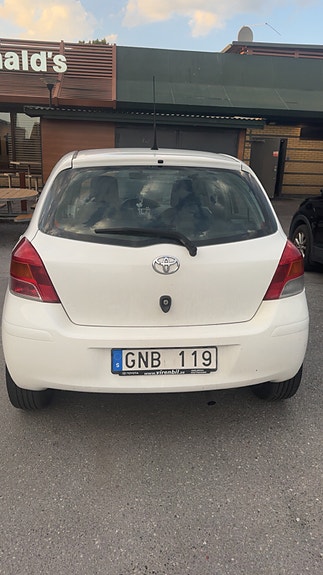 Toyota Yaris 4 of 9
