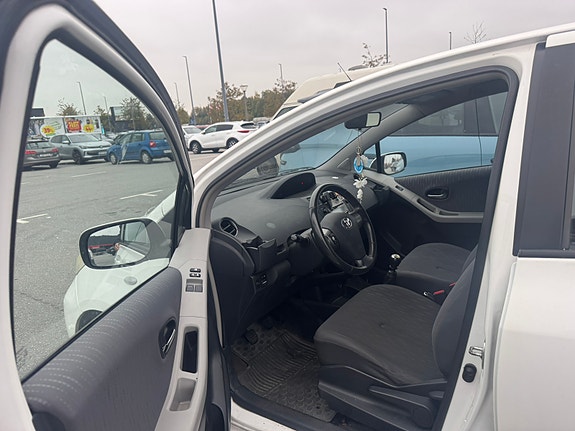 Toyota Yaris 7 of 9