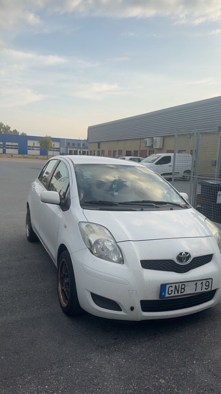 Toyota Yaris 2 of 9