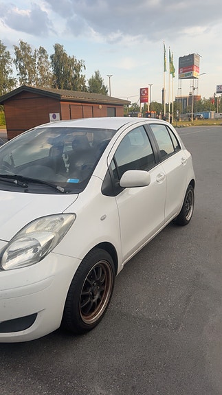 Toyota Yaris 5 of 9